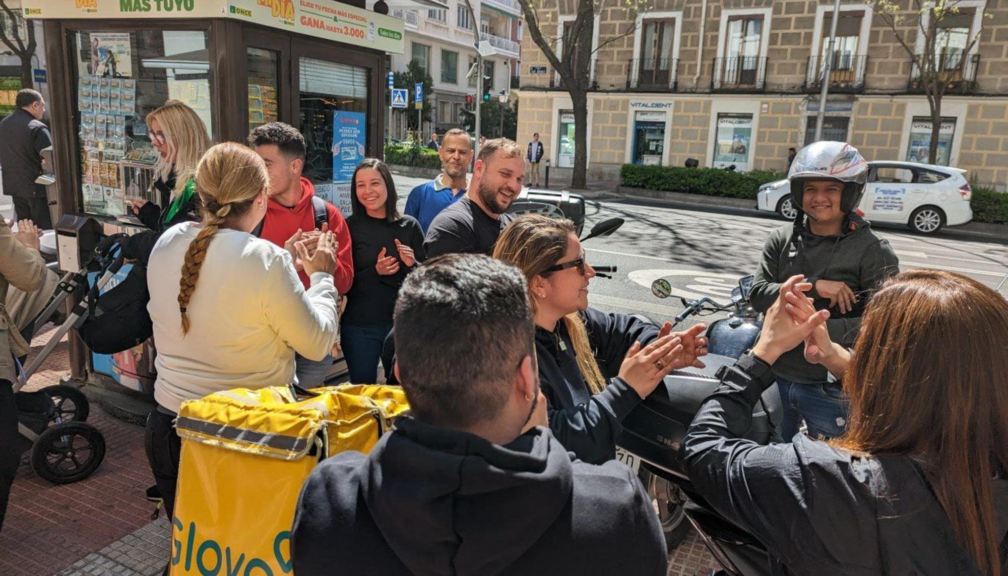 Concentración de riders en la sede de Glovo 1